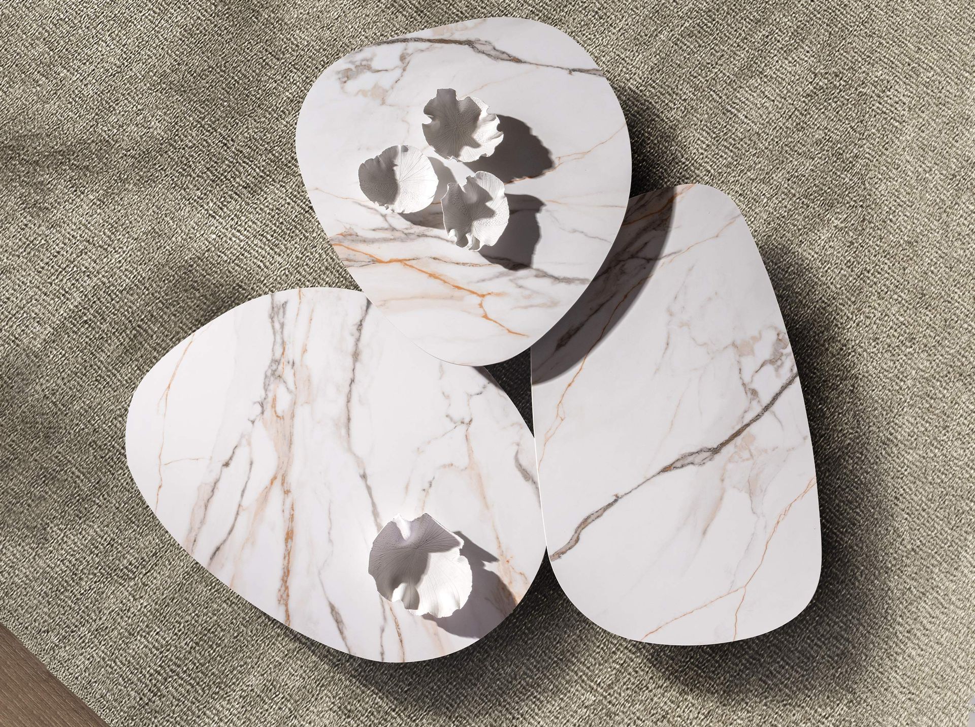 Mesa centro forma orgánica mármol porcelánico y nogal Mesa centro forma orgánica mármol porcelánico y nogal - Imagen 6