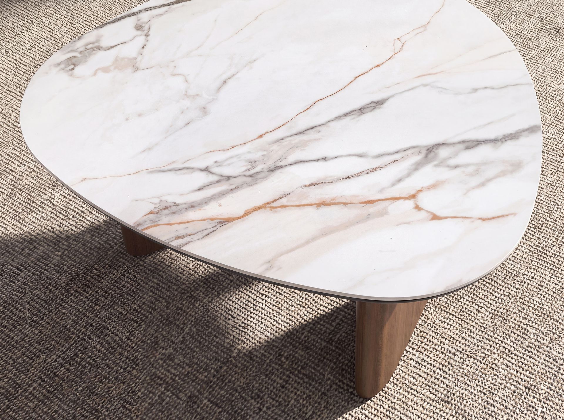 Mesa centro forma orgánica mármol porcelánico y nogal Mesa centro forma orgánica mármol porcelánico y nogal - Imagen 7
