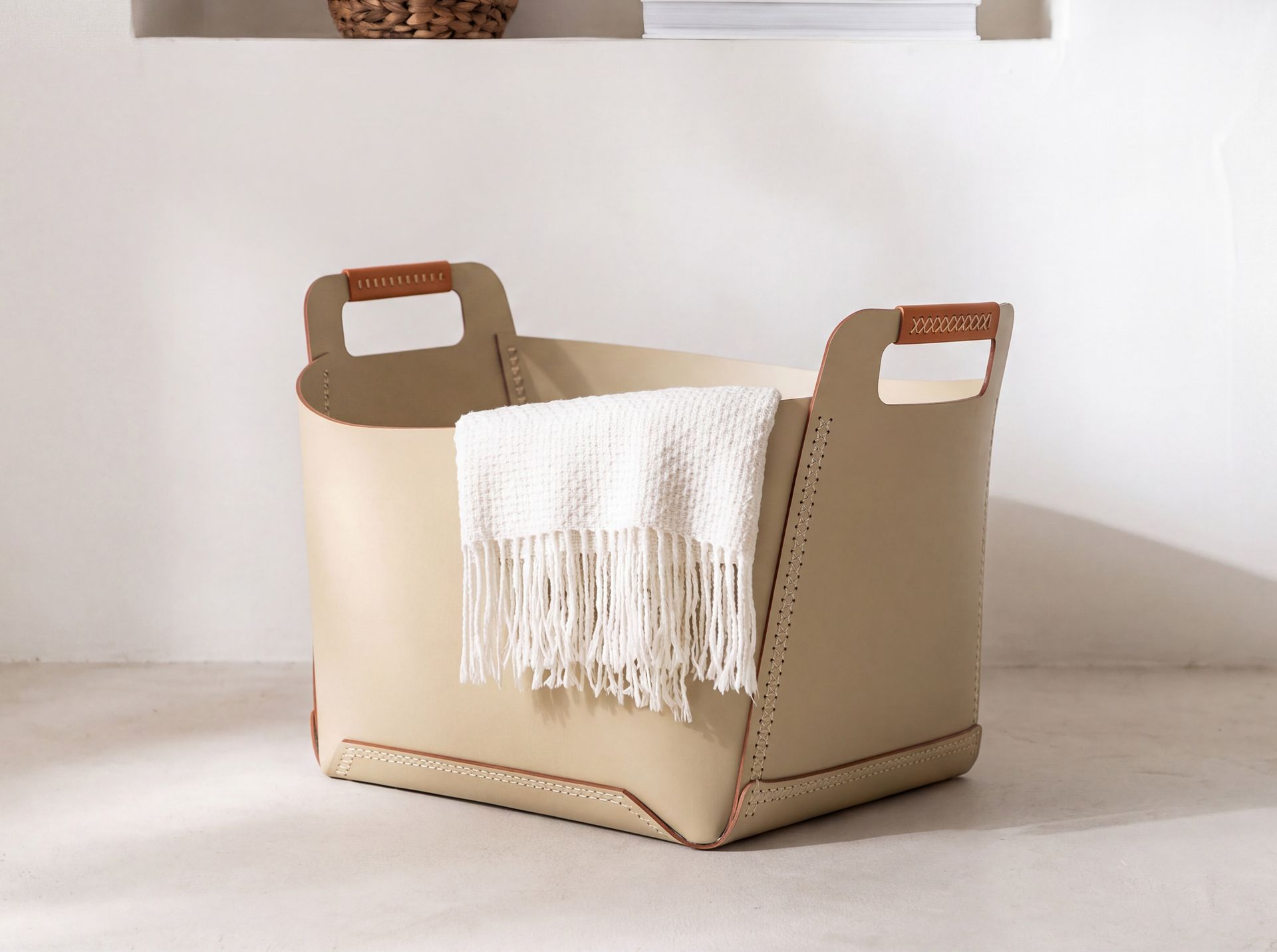 Cesta decorativa de almacenaje rectangular en piel regenerada arena con asas Cesta decorativa de almacenaje rectangular en piel regenerada arena con asas - Imagen 3