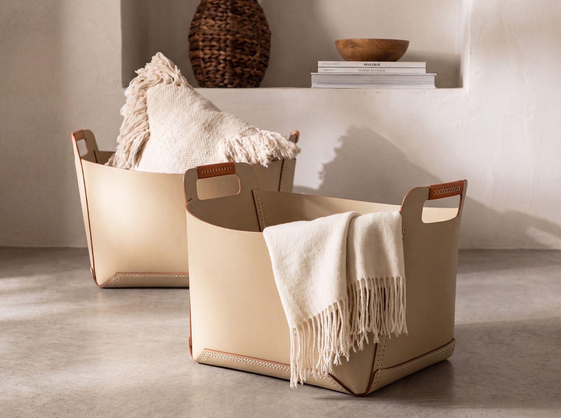 Cesta decorativa de almacenaje rectangular en piel regenerada arena con asas Cesta decorativa de almacenaje rectangular en piel regenerada arena con asas - Imagen 5