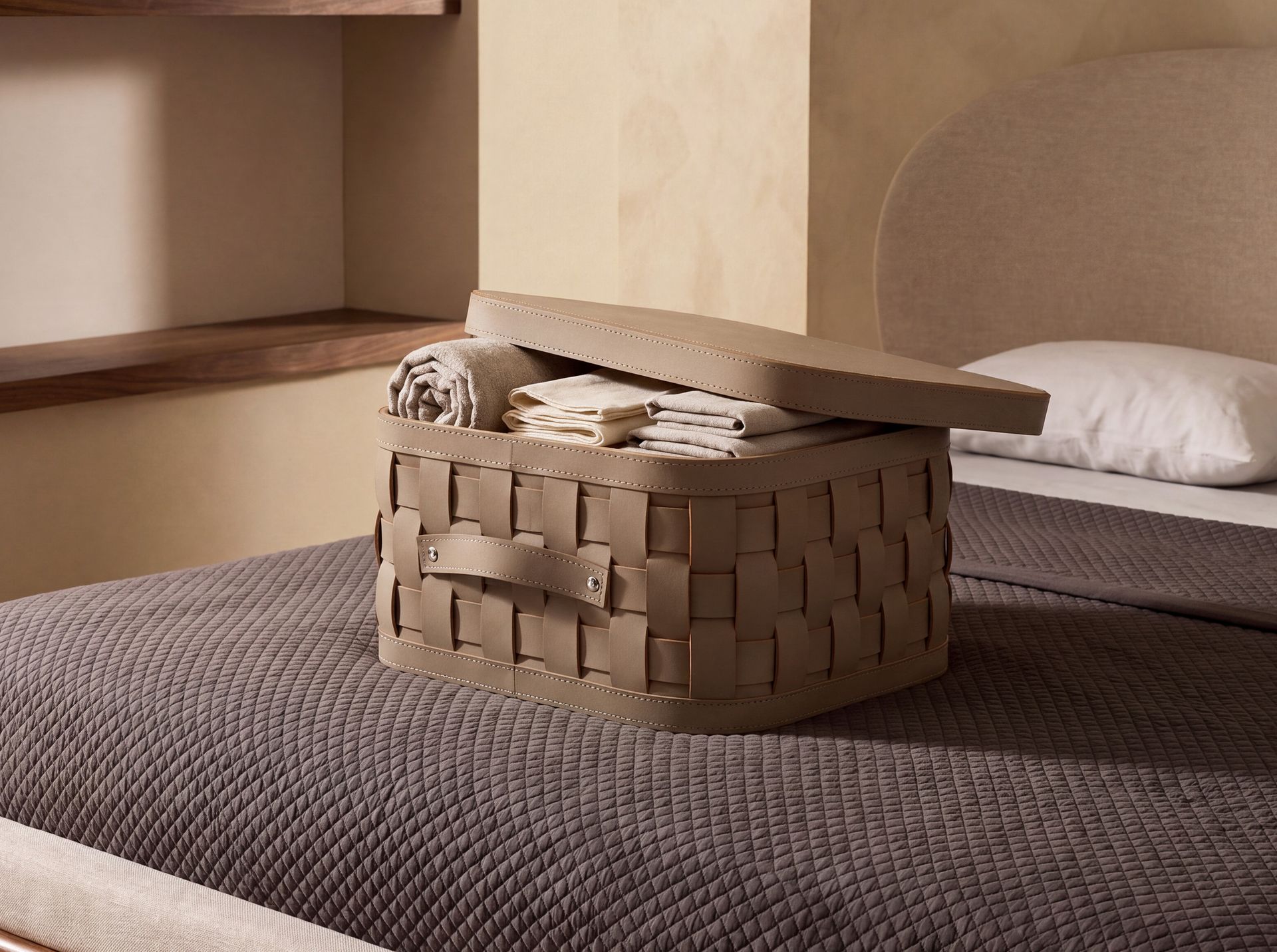 Cesta decorativa de almacenaje rectangular en piel regenerada visón oscuro con tapa Cesta decorativa de almacenaje rectangular en piel regenerada visón oscuro con tapa - Imagen 3