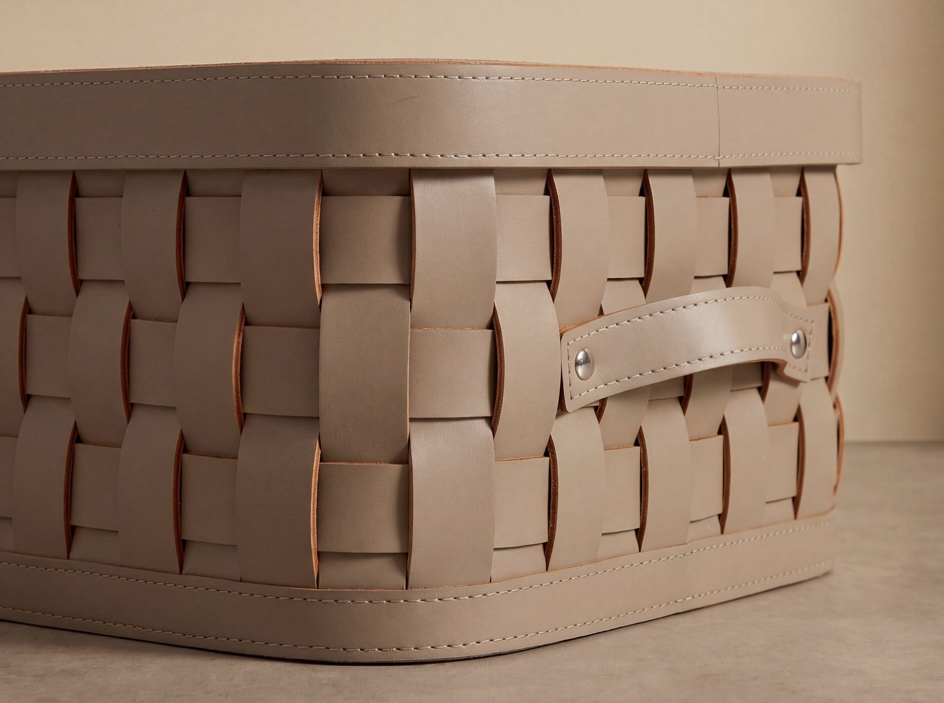 Cesta decorativa de almacenaje rectangular en piel regenerada visón oscuro con tapa Cesta decorativa de almacenaje rectangular en piel regenerada visón oscuro con tapa - Imagen 7