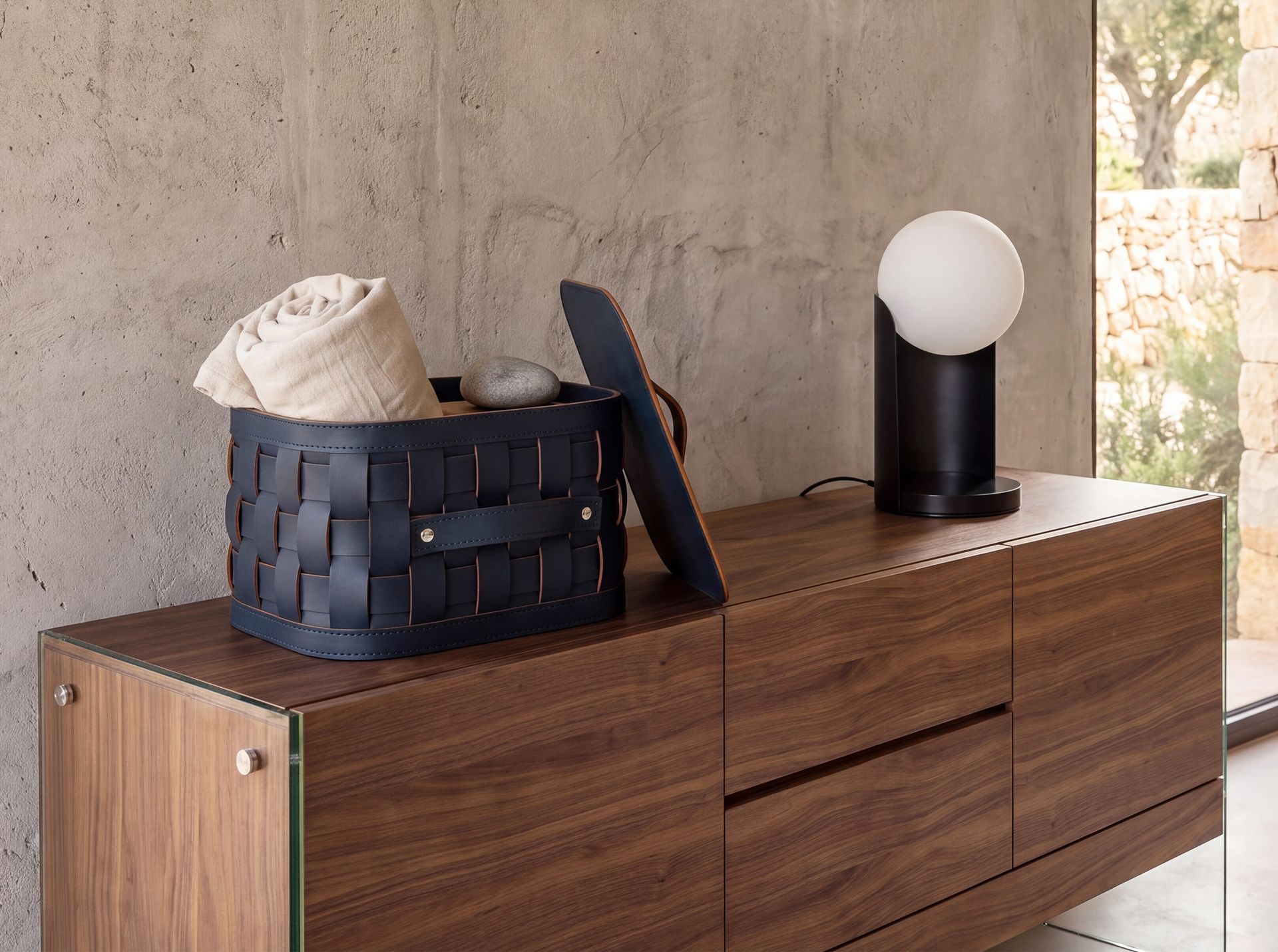 Cesta decorativa de almacenaje cuadrada en piel regenerada azul oscuro con tapa Cesta decorativa de almacenaje cuadrada en piel regenerada azul oscuro con tapa - Imagen 6