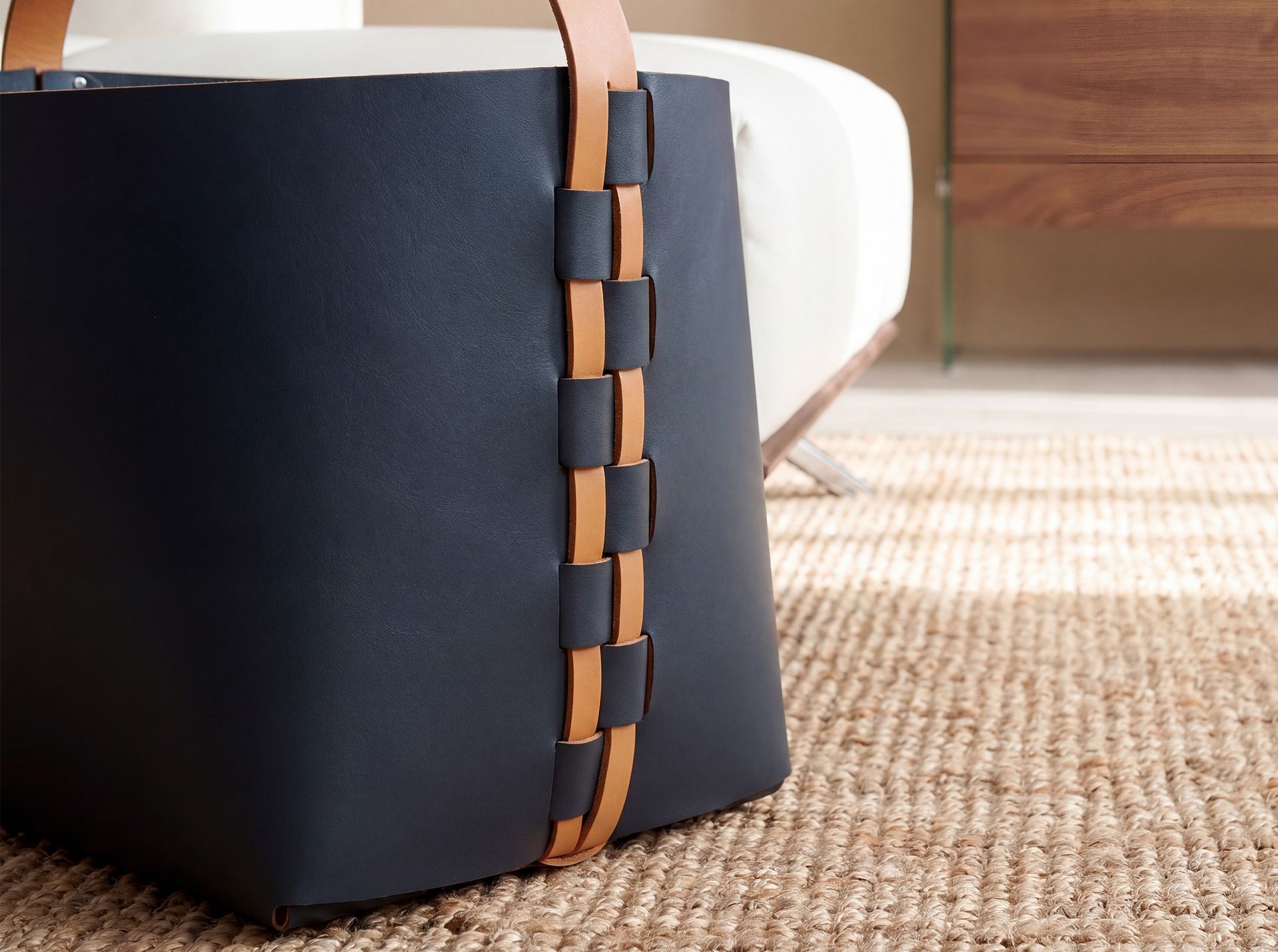 Cesta decorativa de almacenaje rectangular en piel regenerada azul oscuro con asa Cesta decorativa de almacenaje rectangular en piel regenerada azul oscuro con asa - Imagen 7