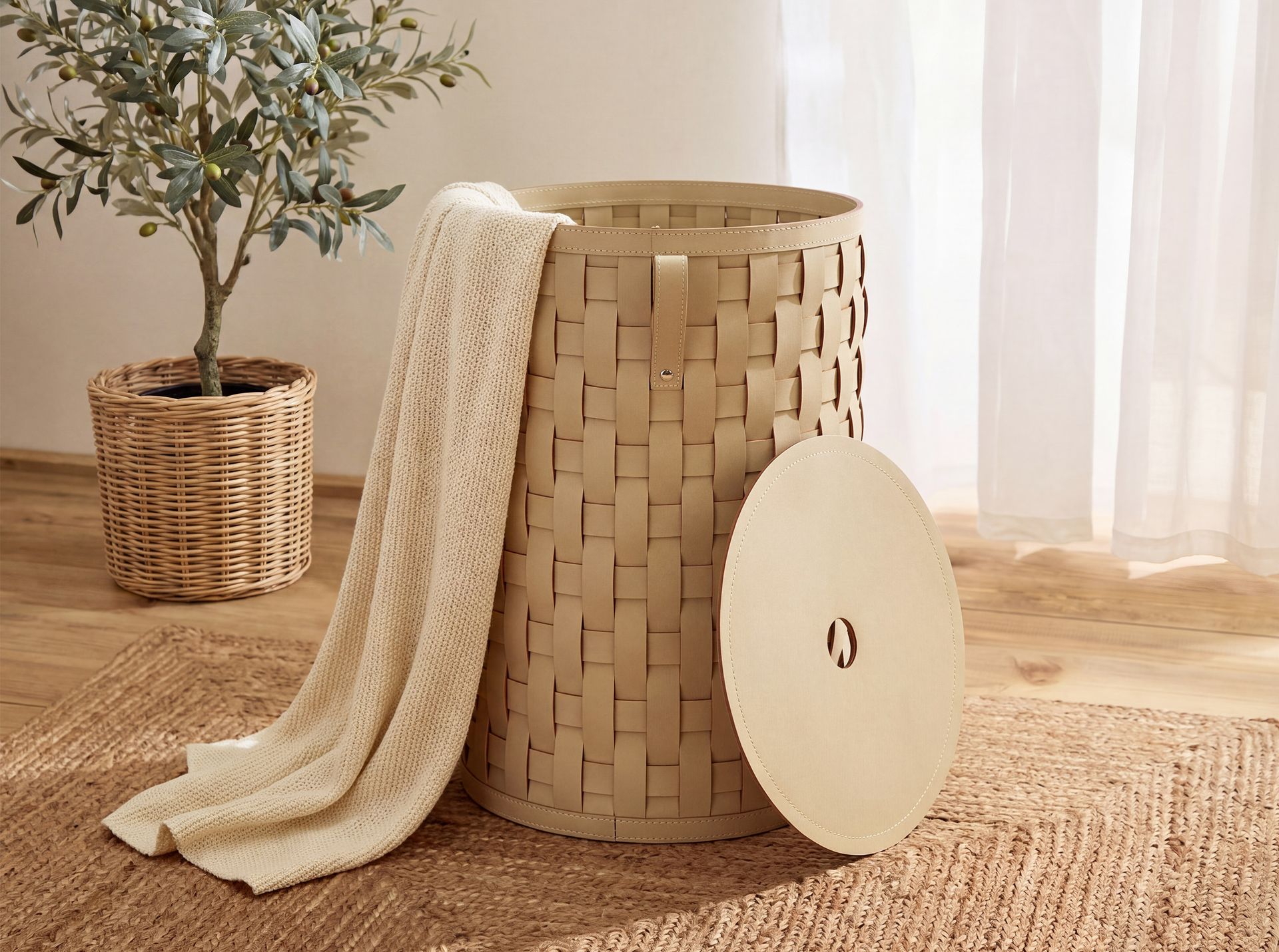 Cesta decorativa de almacenaje cilíndrica en piel regenerada arena con tapa Cesta decorativa de almacenaje cilíndrica en piel regenerada arena con tapa - Imagen 3
