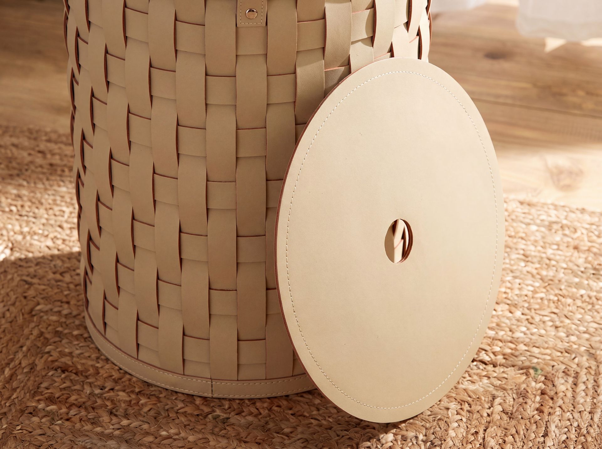 Cesta decorativa de almacenaje cilíndrica en piel regenerada arena con tapa Cesta decorativa de almacenaje cilíndrica en piel regenerada arena con tapa - Imagen 7