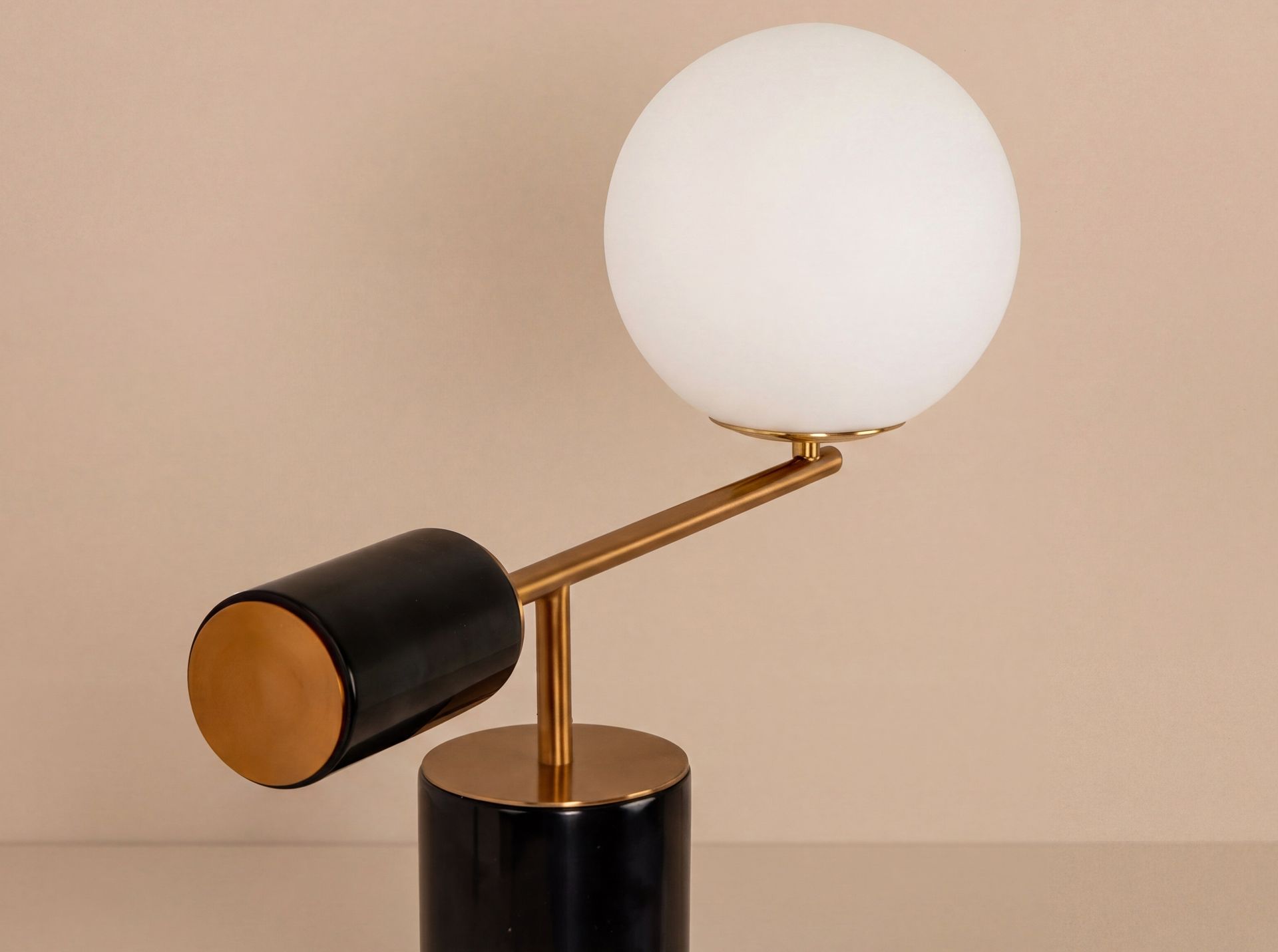 Lámpara sobremesa cristal blanco y acero pulido dorado con base de mármol porcelánico Lámpara sobremesa cristal blanco y acero pulido dorado con base de mármol porcelánico - Imagen 7
