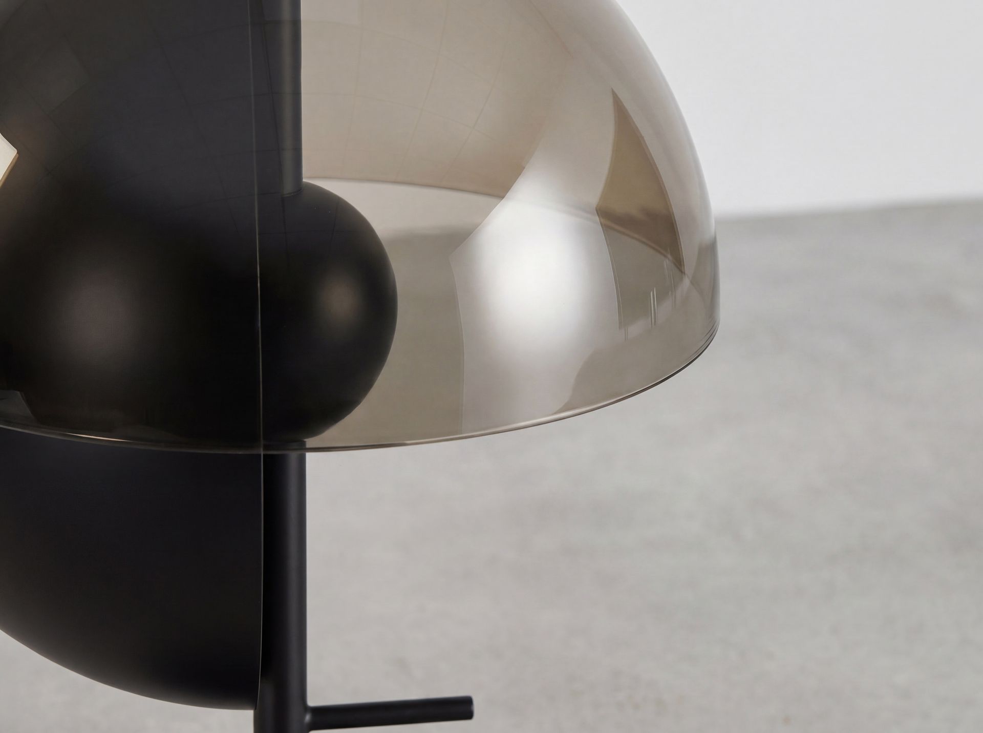 Lámpara sobremesa cristal fumé ámbar y acero negro y blanco con base de acero negro Lámpara sobremesa cristal fumé ámbar y acero negro y blanco con base de acero negro - Imagen 7