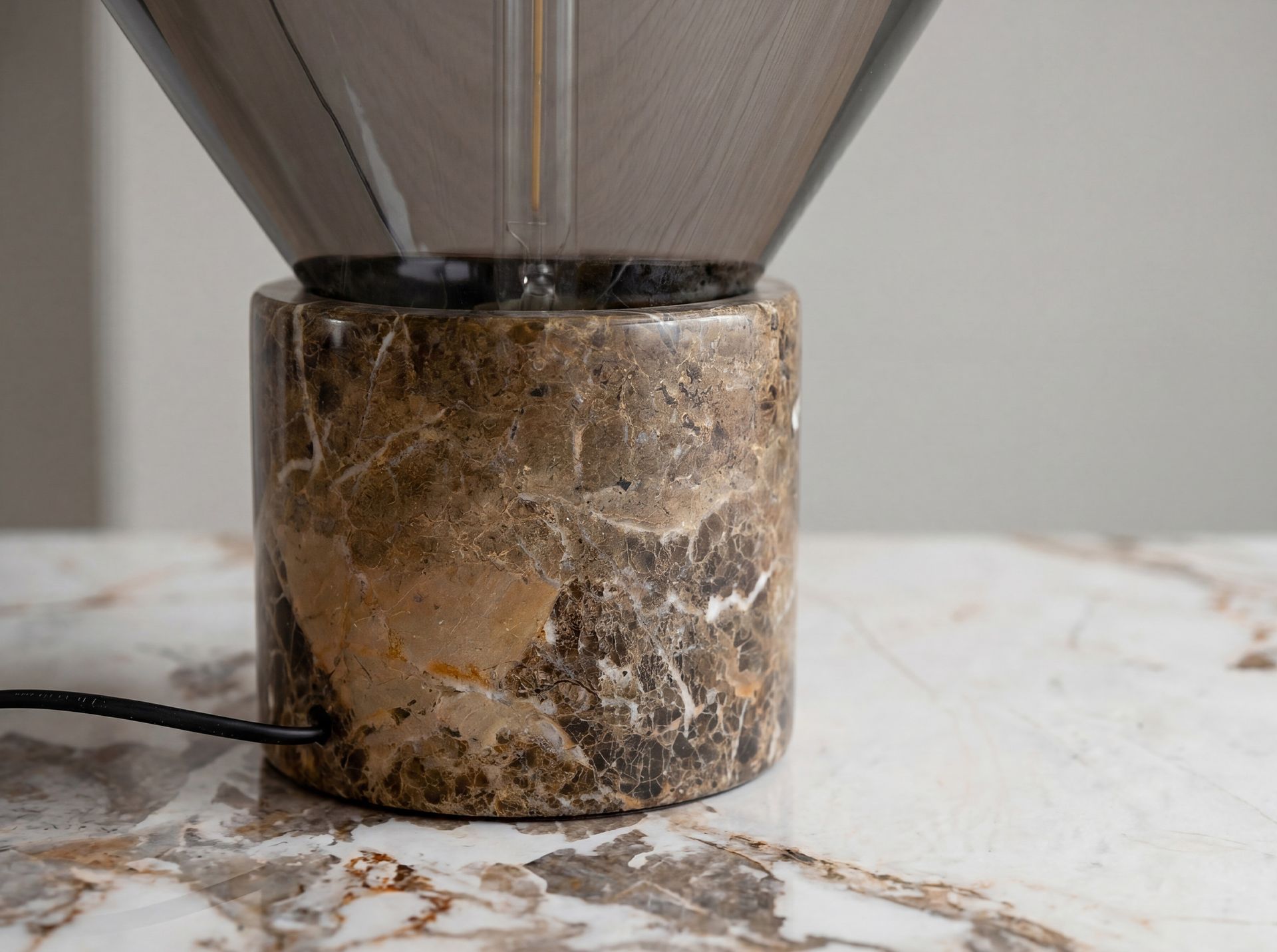 Lámpara sobremesa cristal efecto espejo fumé gris y mármol porcelánico Lámpara sobremesa cristal efecto espejo fumé gris y mármol porcelánico - Imagen 7