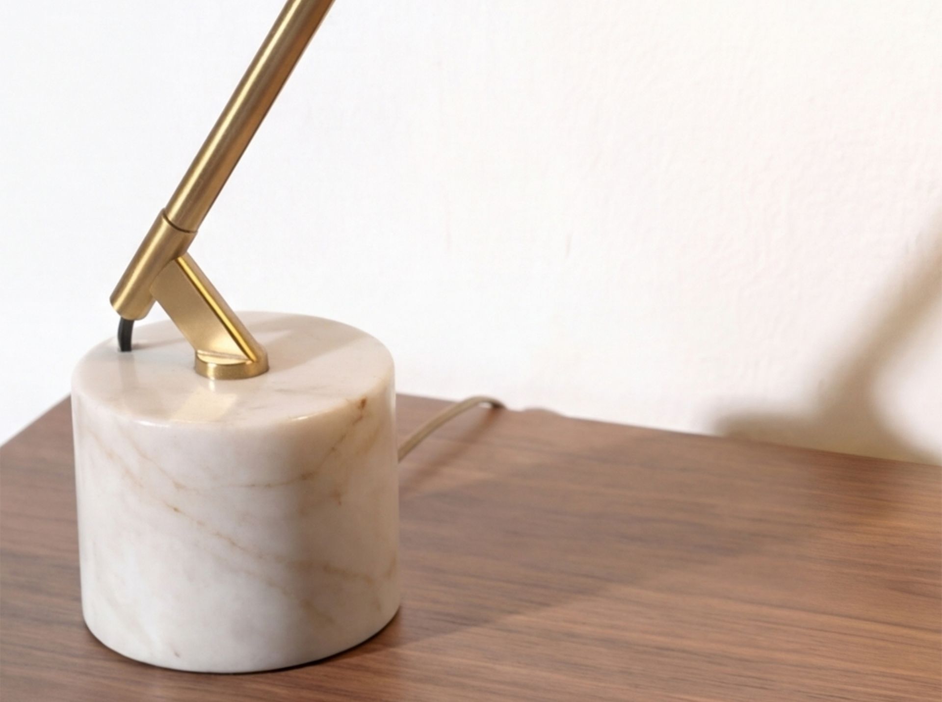 Lámpara sobremesa acero blanco y acero pulido dorado con base de mármol porcelánico Lámpara sobremesa acero blanco y acero pulido dorado con base de mármol porcelánico - Imagen 7